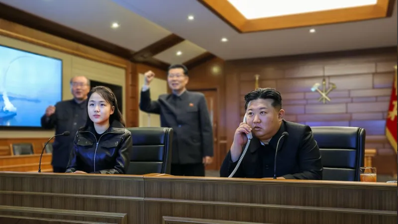 Nhà lãnh đạo Kim Jong-un và con gái giám sát vụ bắn thử tên lửa hành trình chiến lược. Ảnh: KCNA