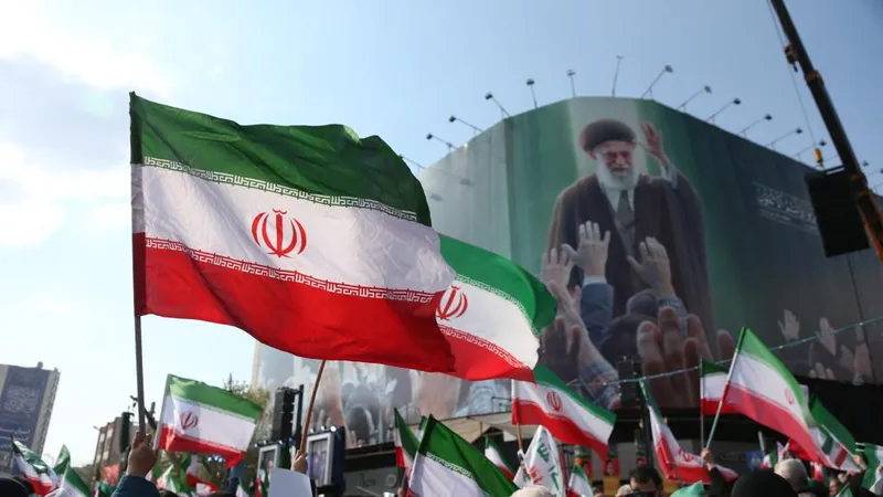 Người dân Iran đón mừng thông tin ông Mojtaba Khamenei là tân lãnh tụ tối cao Iran. Ảnh: XINHUA 