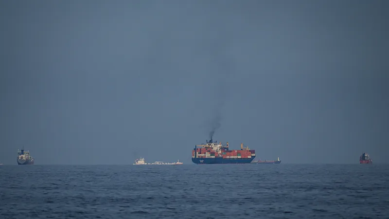 Tàu chở dầu qua eo biển Hormuz vào ngày 11-3-2026. Ảnh: VCG