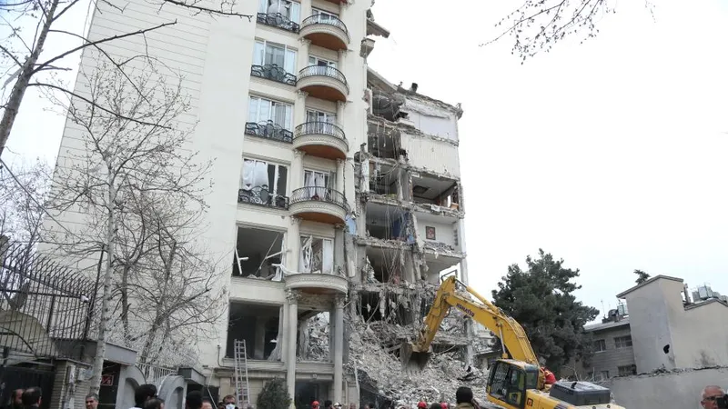 Một khu nhà tại Tehran bị hư hại sau cuộc tấn công của Mỹ và Israel. Ảnh: XINHUA 
