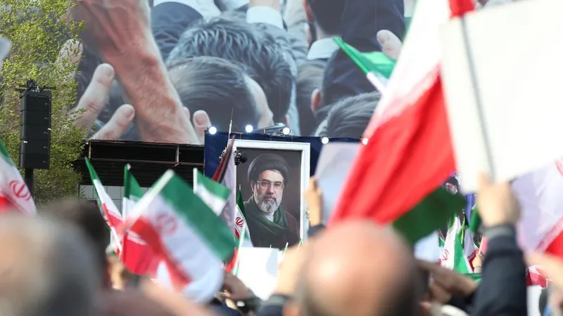 Người dân Iran bày tỏ sự ủng hộ lãnh tụ tối cao Mojtaba Khamenei tại Tehran. Ảnh: XINHUA