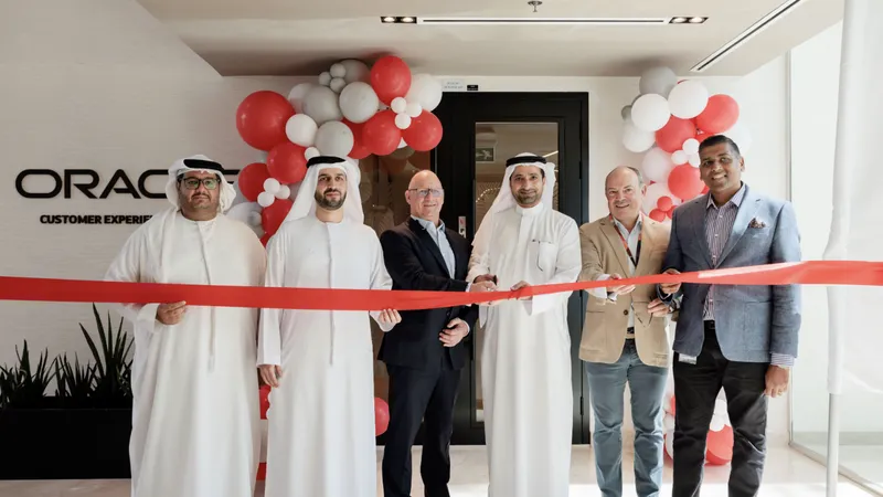 Giới chức Dubai tham dự lễ khai trương trung tâm trải nghiệm khách hàng công nghệ cao của Oracle tại Dubai vào năm 2025. Ảnh: GOVERMENT OF DUBAI MEDIA 