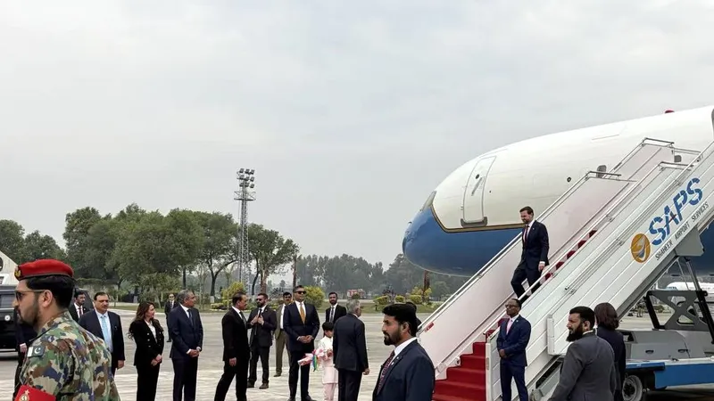 Máy bay chở phái đoàn của Chính phủ Mỹ hạ cánh xuống thủ đô Islamabad của Pakistan. Ảnh: XINHUA 