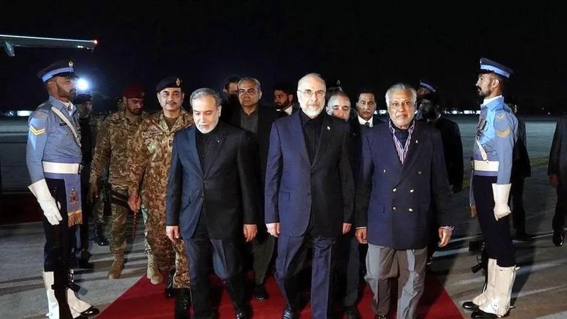 Phái đoàn Iran đến Islamabad tham gia đàm phán vào ngày 11-4. Ảnh: XINHUA 