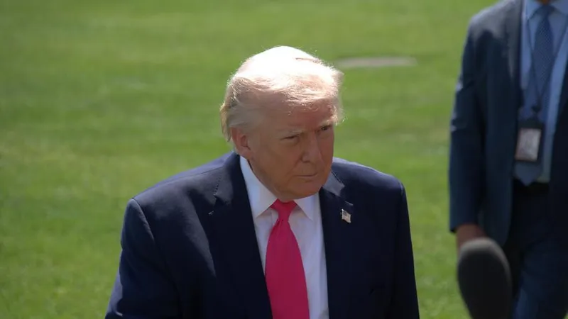 Tổng thống Donald Trump trả lời phóng viên tại Nhà Trắng. Ảnh: XINHUA 