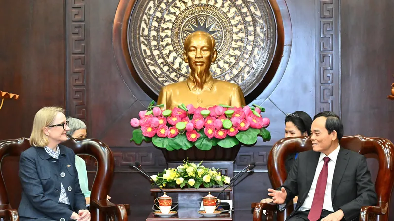 Bí thư Thành ủy TPHCM Trần Lưu Quang tiếp Tổng Lãnh sự Australia tại TPHCM Sarah Hooper. Ảnh: VIỆT DŨNG 