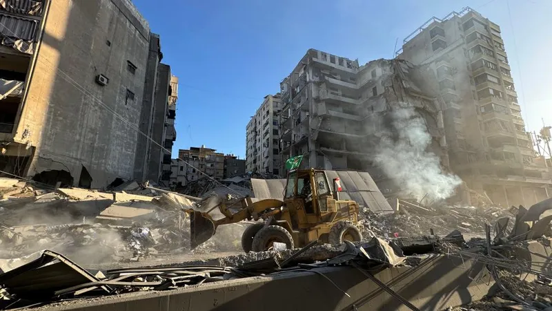 Cơ sở hạ tầng tại thủ đô Beirut bị hư hại sau các đợt không kích của Israel. Ảnh: XINHUA 