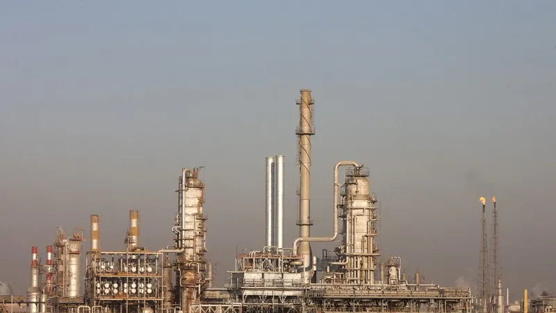 Nhà máy lọc dầu Abadan ở Iran. Ảnh: XINHUA 