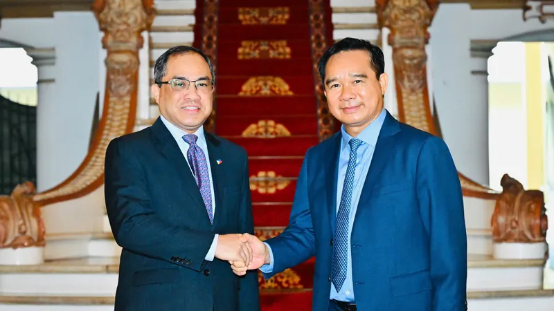 Chủ tịch UBND TPHCM Nguyễn Văn Được tiếp Đại sứ Philippines tại Việt Nam Francisco Noel R. Fernandez III. Ảnh: VIỆT DŨNG 
