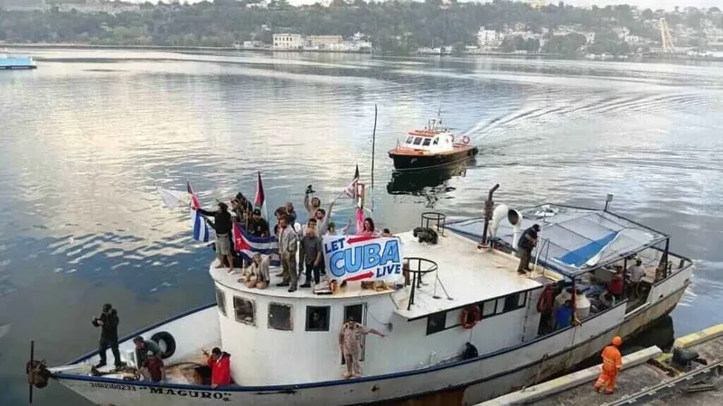 Tàu Granma 2 của đoàn viện trợ quốc tế Nuestra América cập cảng La Habana, Cuba. Ảnh: PRENSA LATINA 
