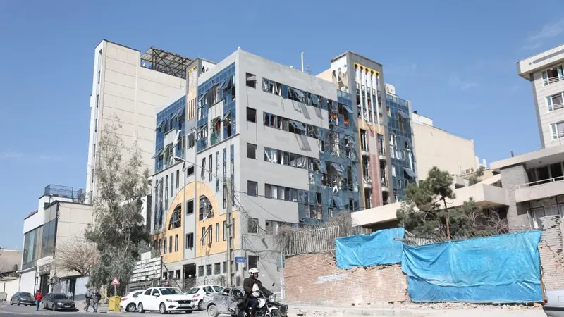 Cơ sở hạ tầng của thủ đô Tehran bị hư hại sau các cuộc không kích của Mỹ và Israel. Ảnh: XINHUA