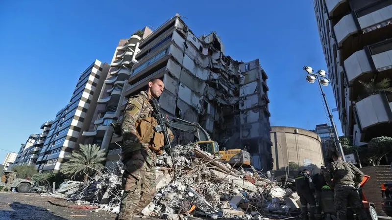 Một toà nhà ở Beirut, Lebanon, hư hại sau đợt không kích của Israel. Ảnh: XINHUA 