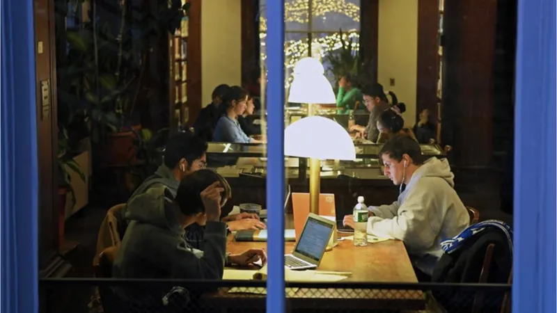 Sinh viên học tập tại thư viện Đại học Colombia, Mỹ. Ảnh: XINHUA 