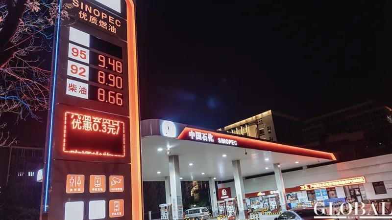 Một trạm xăng tại Bắc Kinh, Trung Quốc. Ảnh: XINHUA 