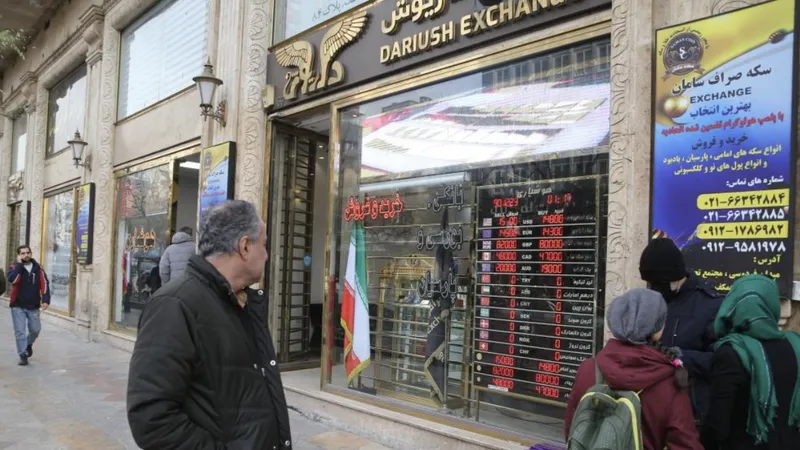 Người dân trên đường phố Thủ đô Tehran của Iran. Ảnh: XINHUA