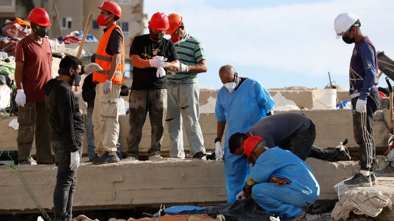 Tìm kiếm nạn nhân động đất ở bang La Guaira, Venezuela. Ảnh: XINHUA