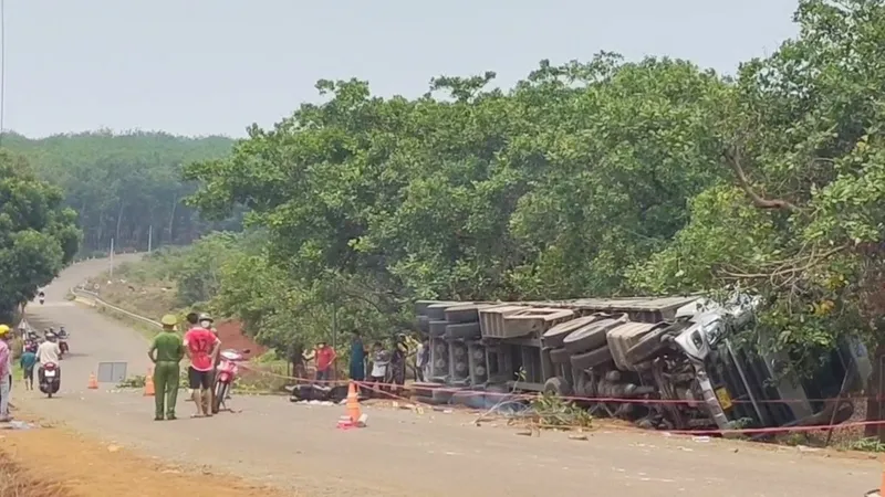 Bình Phước: Xe container tông xe gắn máy, 2 bà cháu tử vong tại chỗ