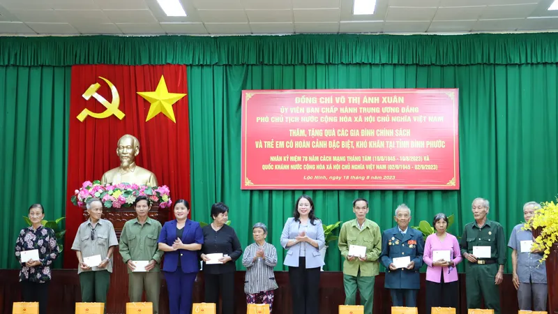 Phó Chủ tịch nước Võ Thị Ánh Xuân tặng quà gia đình chính sách huyện Lộc Ninh 