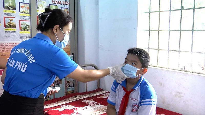 Nhiều trường học ở TP Đồng Xoài có học sinh mắc bệnh đau mắt đỏ