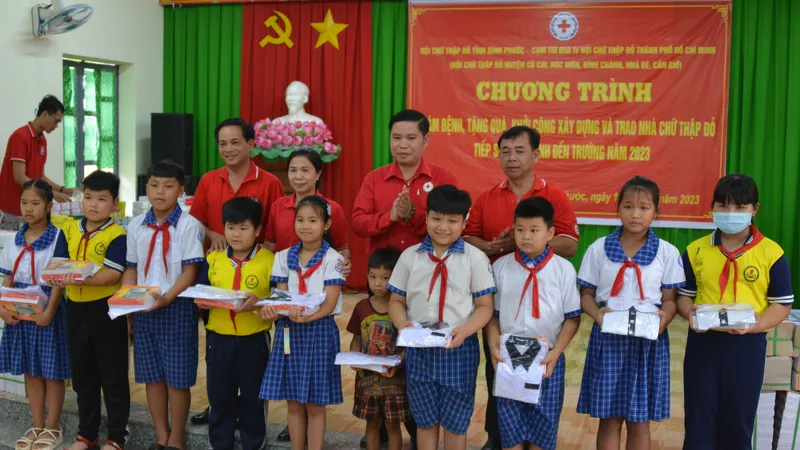 Bình Phước: Khám bệnh, tặng quà, trao nhà Chữ thập đỏ cho người dân 