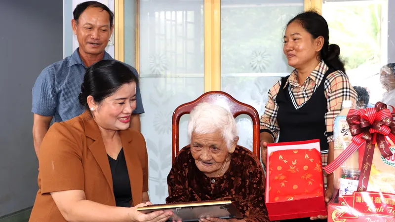Chủ tịch UBND tỉnh Bình Phước thăm, tặng quà người cao tuổi