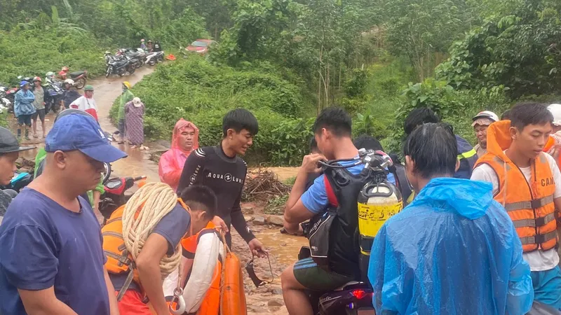Bình Phước: Khẩn trương tìm kiếm thanh niên bị nước lũ cuốn mất tích