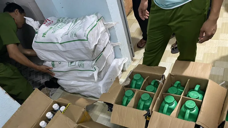 Bình Phước: Bắt giữ hơn 700 lít dung dịch nghi thuốc bảo vệ thực vật nhập lậu