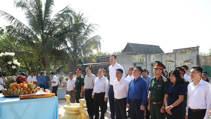 Trưởng Ban Tuyên giáo Trung ương dâng hương tưởng niệm anh hùng liệt sĩ tại tỉnh Tây Ninh 