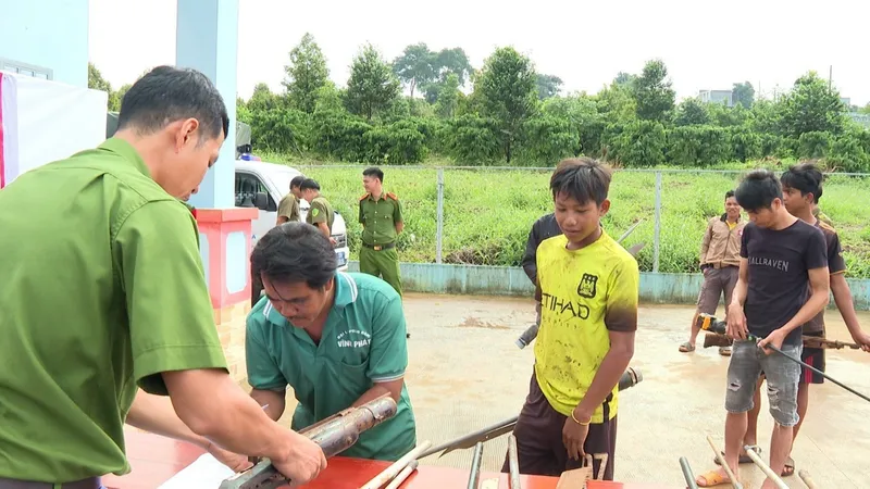 Bình Phước: Người dân giao nộp 456 vũ khí, vật liệu nổ, công cụ hỗ trợ 