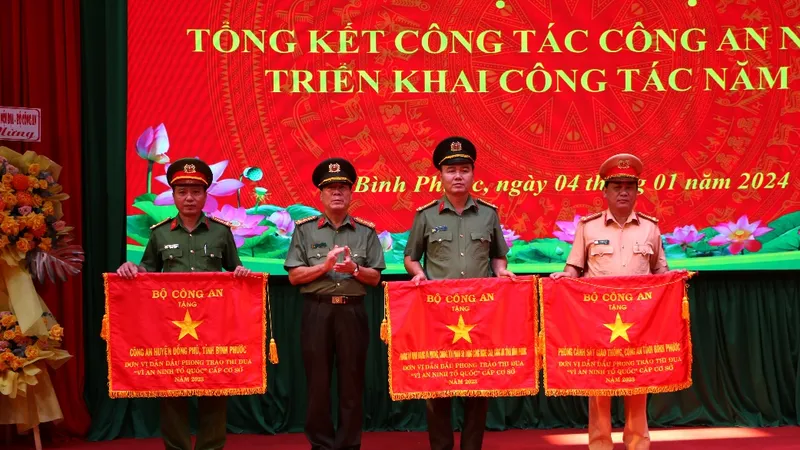 Công an tỉnh Bình Phước được tặng Cờ thi đua của Chính phủ 