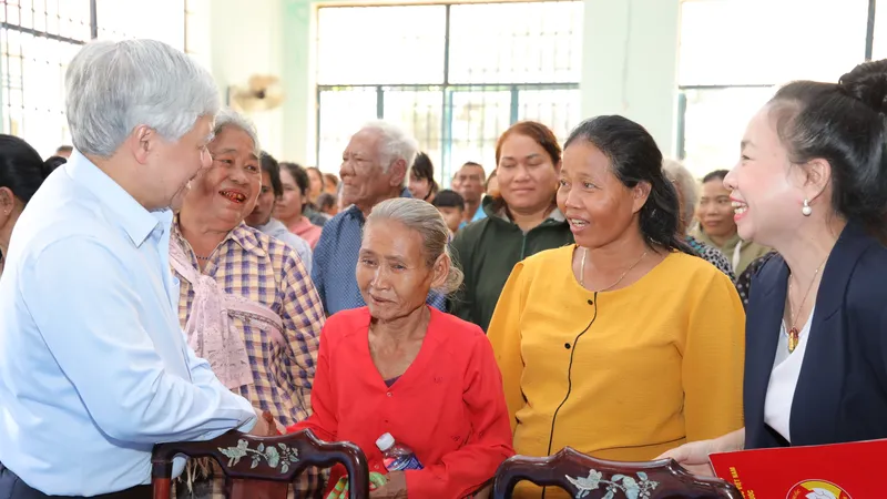 Chủ tịch Ủy ban Trung ương MTTQ Việt Nam tặng quà người khó khăn tại Bình Phước