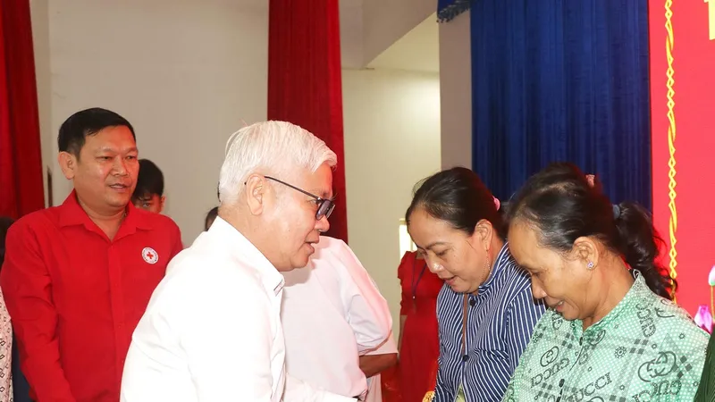Bình Dương trao 4,6 tỷ đồng hỗ trợ các hộ khó khăn của Bình Phước đón tết