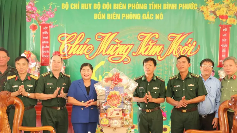 Lãnh đạo tỉnh Bình Phước thăm, tặng quà các đồn biên phòng 