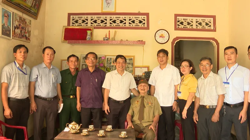 Lãnh đạo tỉnh Bình Phước thăm, tặng quà chiến sĩ trực tiếp tham gia chiến dịch Điện Biên Phủ 