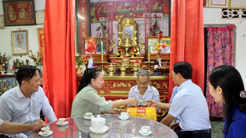 Lãnh đạo tỉnh Bình Phước thăm, tặng quà mẹ Việt Nam anh hùng và các đối tượng chính sách tại TP Đồng Xoài 