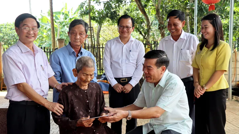 Lãnh đạo tỉnh Bình Phước thăm, tặng quà đối tượng chính sách tại huyện Bù Gia Mập