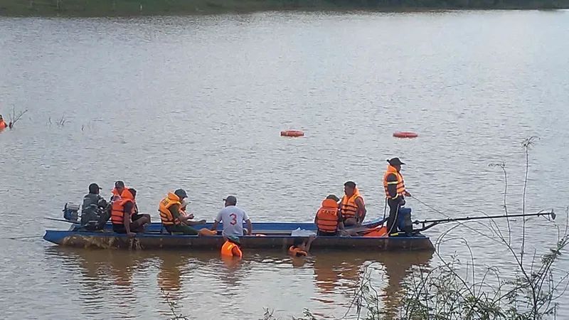 Bình Phước: Chèo thuyền qua sông, người đàn ông bị co giật rơi xuống sông mất tích 