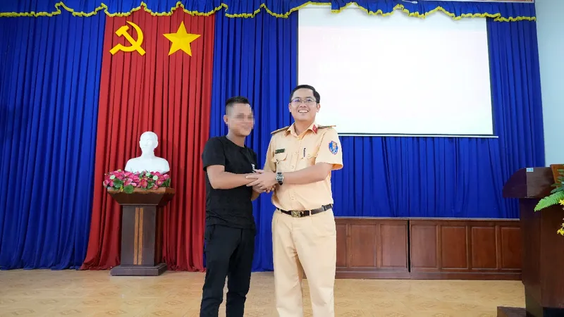 Bình Phước: Uống rượu say lăng mạ CSGT, một công dân phải xin lỗi công khai 