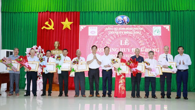 Thành ủy Đồng Xoài (Bình Phước): Trao tặng Huy hiệu Đảng cho 2 đảng viên 60 năm tuổi Đảng 