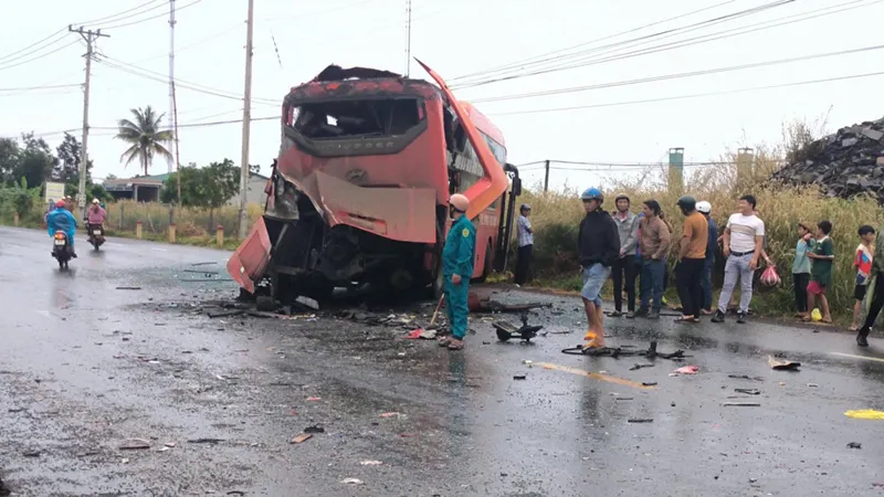 Hai xe khách tông trực diện trên Quốc lộ 14 khiến 1 người chết, 2 người bị thương