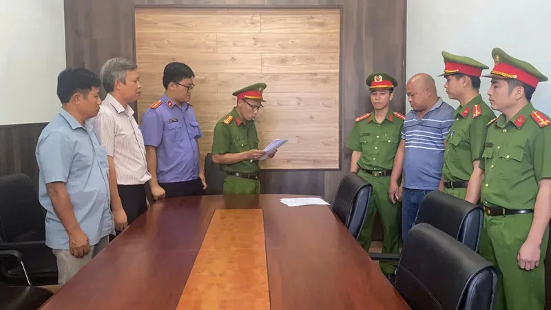 Khởi tố, bắt giam tài xế cầm gậy sắt, bình xịt hơi cay đe dọa người khác