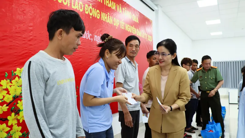 Bí thư Tỉnh ủy Bình Phước thăm, tặng quà Tết cho 200 đoàn viên, người lao động khó khăn