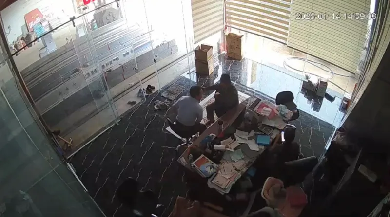Nhà báo dùng điện thoại quay clip xe múc đất rồi "đòi quà"