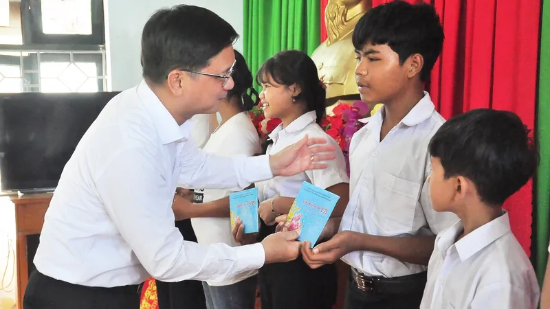 Lãnh đạo TPHCM thăm, chúc tết, tặng quà cán bộ, chiến sĩ, con nuôi Đồn Biên phòng tỉnh Bình Phước