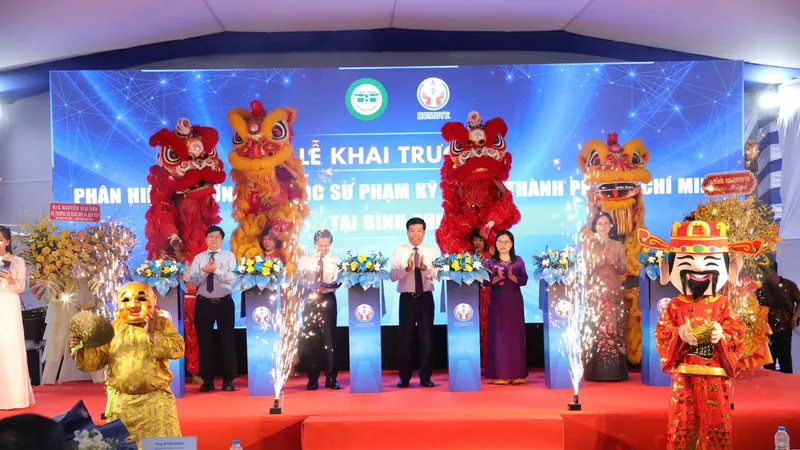 Các đại biểu thực hiện nghi thức khai trương Phân hiệu Trường Đại học Sư phạm Kỹ thuật TPHCM tại tỉnh Bình Phước