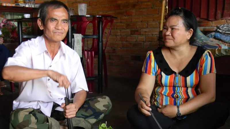 Ông Huỳnh Văn Nén và người vợ của mình.