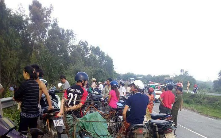 Rất đông người dân đến hiện trường theo dõi vụ việc.