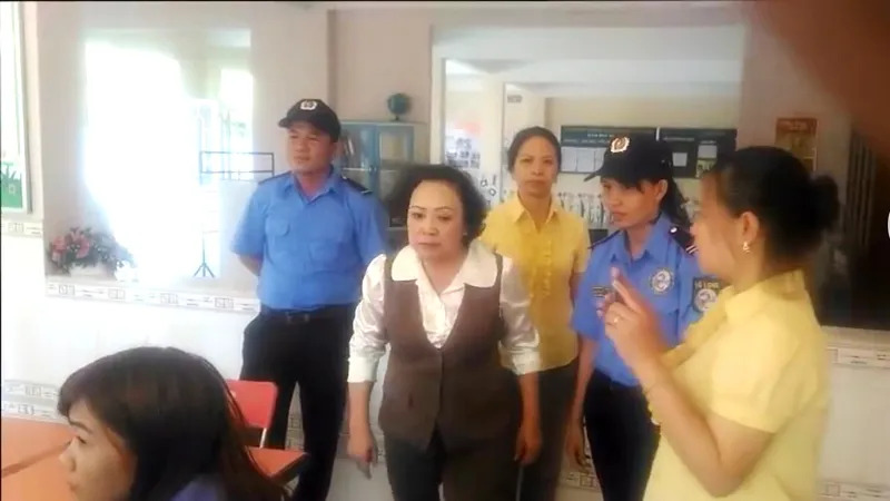Hiệu trưởng trường Thanh Nguyên (áo trắng) bức xúc khi quản tài viên đến niêm yết tài sản.