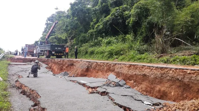 Người dân và khách du lịch liêu fmình qua đoạn sạt lở.