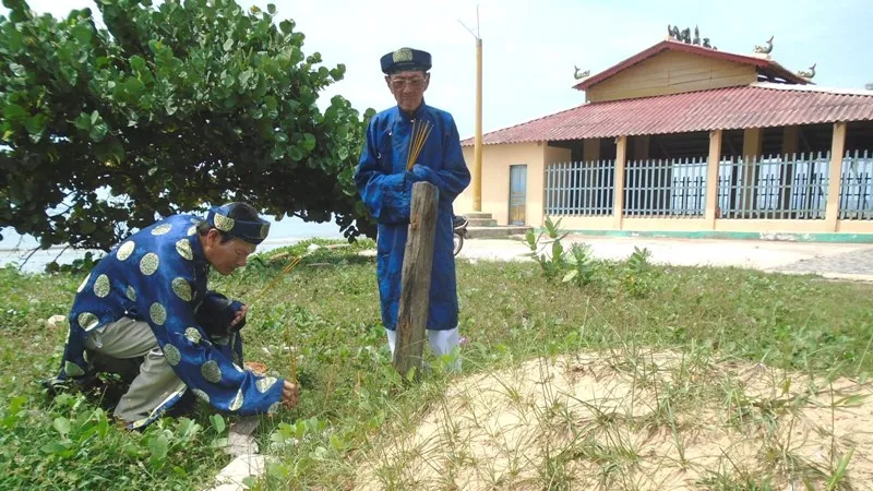 Ngư dân khấn vái mộ cá Ông